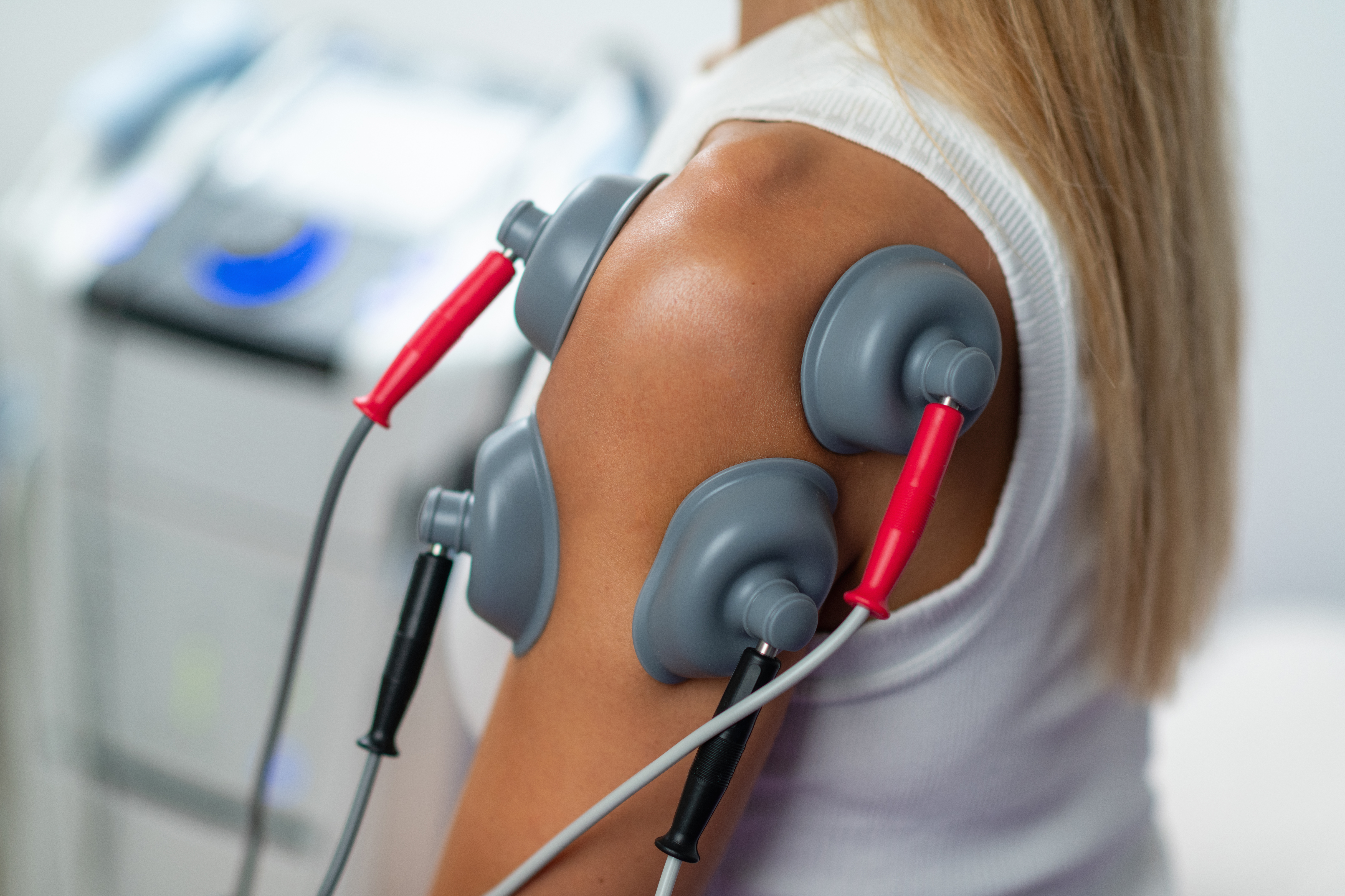 Comparación visual de diferentes terapias para el dolor, incluyendo microcorrientes, ultrasonido y masaje